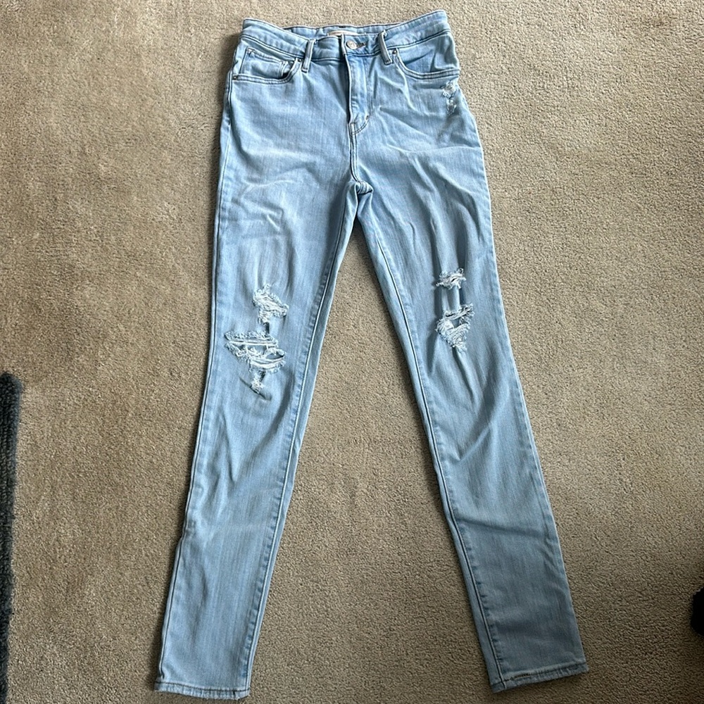 Levi 721s. Slightly Distressed. High Rise. Light Blue Wash. Size 27